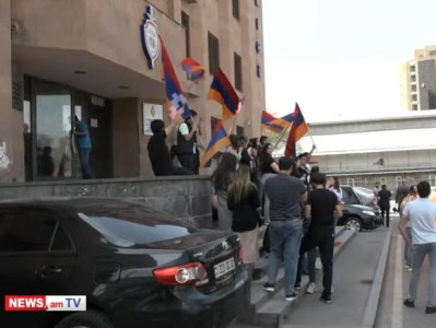 «Երիտասարդի ձայնը» նախաձեռնության ակցիան՝ ոստիկանության դիմաց. Նրանք երգում են «Զարթիր լաո» երգը