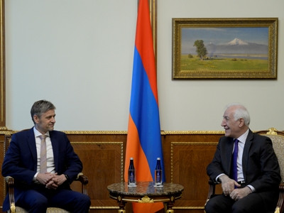 Վահագն Խաչատուրյանն ընդունել է Կոնրադ Ադենաուեր hիմնադրամի ներկայացուցիչ Լարս Հենսելին