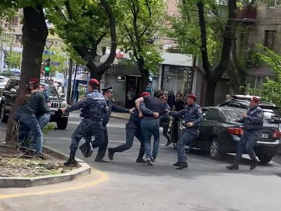 Armenian police surround ARF Dashnaktsutyun Youth Center