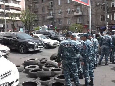 Opposition youth block Yerevan avenue with tires, set them on fire