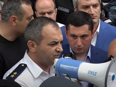 «Նայի տղուս նկարին, նայի աչքերի մեջ ու ասա». զոհված զինծառայողի ծնողը՝ գլխավոր դատախազին