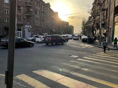 Փաշինյանի կառավարական ավտոշարասյունը վթարի է ենթարկել երիտասարդ աղջկան. 168.am