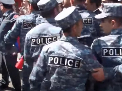 Situation tense outside Armenia government building