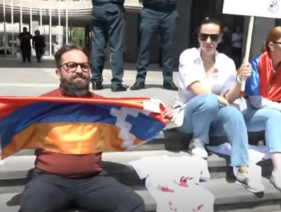 Opposition youth stage protest in front of Armenia MFA