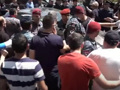 Police apprehend 18 people for blocking Yerevan streets