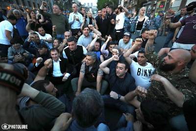 «Հրապարակ». Գործող «Ալֆա»-ի դիմաց կանգնած է նախկին «Ալֆա»-ն