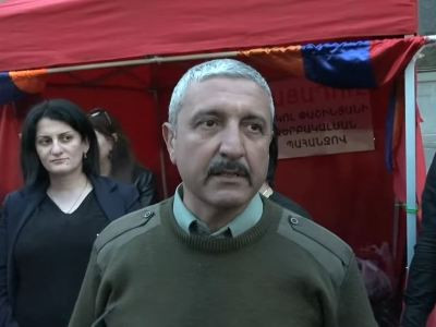 Զոհված զինծառայողի հայրը դադարեցնում է հացադուլը և միանում ծնողների պայքարին