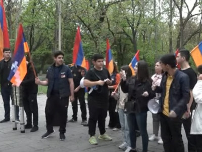 Protesting youth enter Armenian National Agrarian University