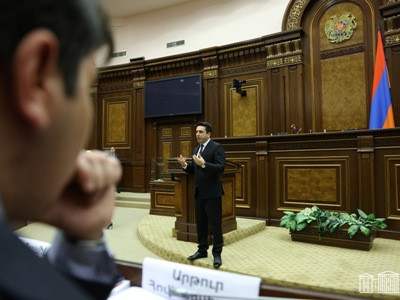 Քաղաքացու օրվան ընդառաջ ԱԺ նախագահ Ալեն Սիմոնյանը հանդիպել է մարզերի աշակերտներին