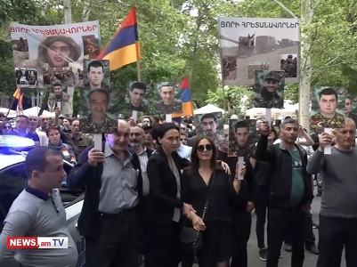 Արթուր Դավթյան 2 օր է մնացել, Նիկոլին ձերբակալո՞ւմ ես, թե՞ ոչ. Զոհվածների ծնողների ակցիան ավարտվեց դատախազության մոտ