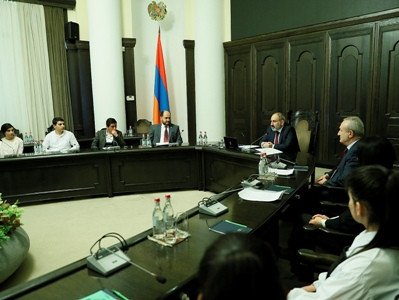 ՀՀ-ում և՛ դե յուրե, և՛ դե ֆակտո իշխանության աղբյուրը ժողովուրդն է. Փաշինյանը ընդունել է աշակերտներին