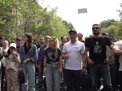Resistance Movement marches reach French Square in Yerevan