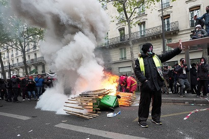 Clashes break out between police and anarchists in Paris