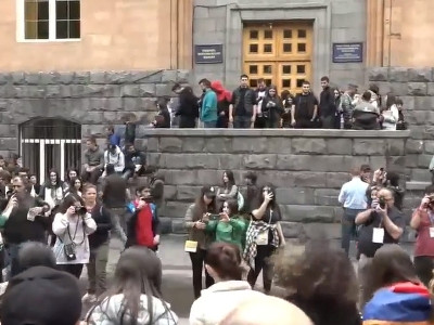 «ԵՊՀ-ում 80-90 տոկոսով, ըստ էության, դասադուլ է». ցուցարարները մտան ԵՊՀ բակ