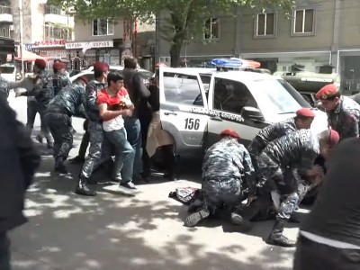 Կարմիրբերետավորները քաշքշելով բերման ենթարկեցին Հովհաննես Հարությունյանին եւ մյուս ցուցարարներին