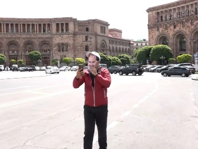 «Ձերբակալեք Նիկոլին». ոստիկանները Հանրապետության հրապարակում բերման ենթարկեցին Փաշինյանի դիմակով երիտասարդներին