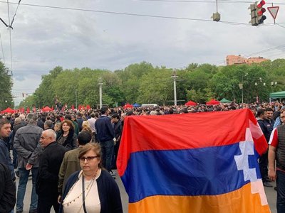 Քաղաքացիները մեքենաներով փակել են Խանջյան ու Հերացի փողոցներին հարող գետնանցումների տարածքները