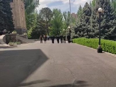 Փաշինյանի այցին ընդառաջ ոստիկանության մեծաթիվ ուժեր են կենտրոնացվել ԱԺ–ում, նորանոր ոստիկանական ավտոբուսներ են գալիս