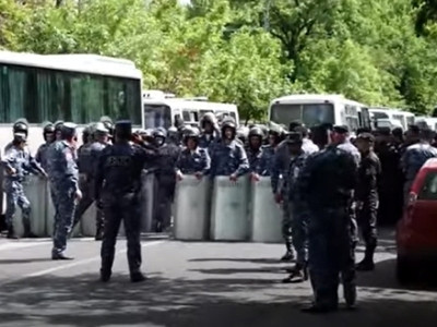 Այս պահին սաղավարտներով ու վահաններով զինված ոստիկանները երկու շարքով փակել են Դեմիրճյան փողոցը