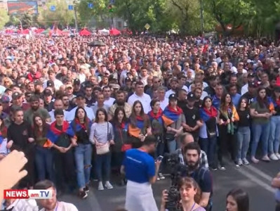 Opposition supporters move toward Armenian parliament building