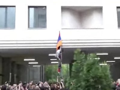 Ցուցարարները փորձեցին Արցախի դրոշը տեղադրել ԱԳՆ շենքի մուտքի մոտ, ոստիկանությունը թույլ չտվեց