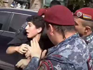 «Անչափահաս երեխա է». Լարված իրավիճակ է Աբովյան փողոցում. ոստիկանները ուժով բերման են ենթարկում երթի մասնակիցներին