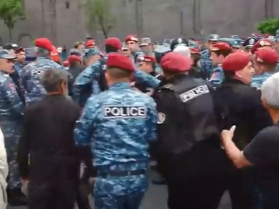 Situation gets tense during opposition march in Yerevan