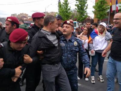 Police special forces forcibly remove Armenia ex-Police chief from opposition march in Yerevan
