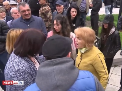 Միջադեպ Վանաձորում. «Առանց Նիկոլ Հայաստան» վանկարկումներով հանրահավաքի մասնակիցները լռեցրին կնոջը