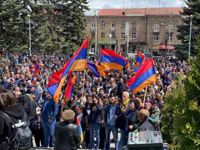 Չնայած իշխանական բոլոր սադրանքներին, այս պահին Գյումրիում բազմահազարանոց հանրահավաք է. Սաղաթելյան