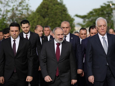 Armenia PM visits Yerevan military pantheon