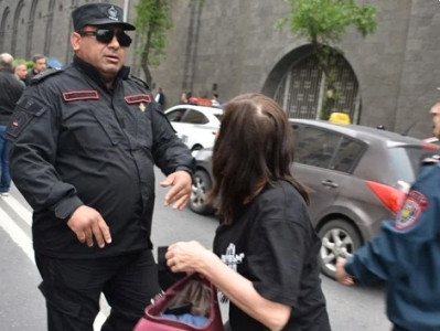 Ոստիկանը հարվածել է «Առավոտի» ֆոտոխցիկին՝ փորձելով խոչընդոտել լրագրողի աշխատանքը