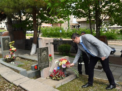 Президент Арцаха посетил Степанакертский мемориальный комплекс по случаю праздника 9 Мая