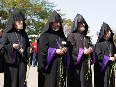 Holy Etchmiadzin clergy visit Victory Park memorial in Yerevan