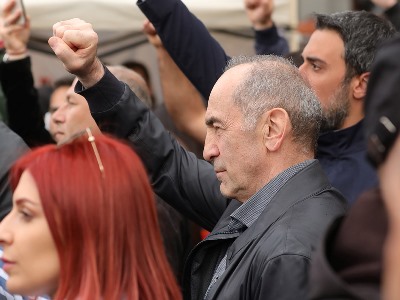 Ռոբերտ Քոչարյանը «Հայաստան» խմբակցության պատգամավորների հետ մասնակցում է Համազգային հանրահավաքին