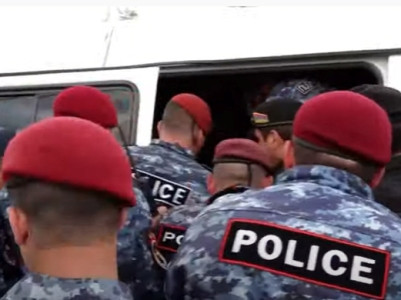 Police apprehend opposition marchers near Lake Yerevan