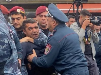 Ոստիկանները խեղդելու միջոցով են բերման ենթարկել քաղաքացիներին, մեքենաներում հայհոյել նրանց․ ՄԻՊ