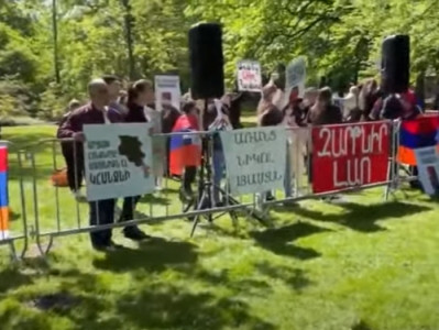 Group of Dutch Armenians staging protest demanding PM Pashinyan’s resignation