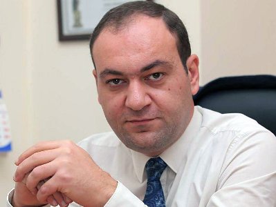 Արցախի դրոշը մեքենային փակցնելու համար արդարադատության նախարարության աշխատակցին ստիպում են ազատման դիմում գրել. Բաբայան