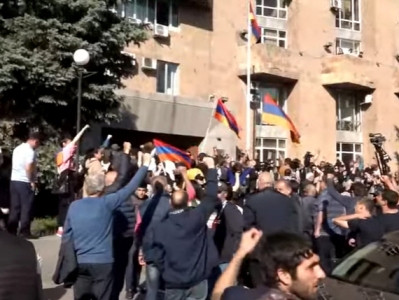 «Ներս չենք մտնում». Քաղաքացիները շրջափակեցին կառավարության 3-րդ մասնաշենքը