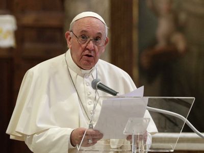 Pope canonizes 10 saints: journalists also have a new patron