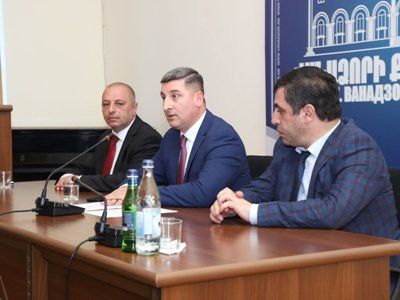 Գնել Սանոսյանը  ներկայացրել է Վանաձոր համայնքի ղեկավարի պաշտոնակատար Արկադի Փելեշյանին