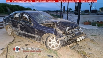 Արմավիրում վարորդը Mercedes-ով կոտրել է նստարանները, տապալել պատերազմում զոհվածի գերեզմանի մոտ տեղադրված էլեկտրասյունը