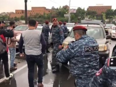 «Քամուն էլ եք պատասխանատվության ենթարկելու». Ոստիկանները տուգանեցին վարորդին, քանի որ քամուց դրոշը փակել էր համարանիշը