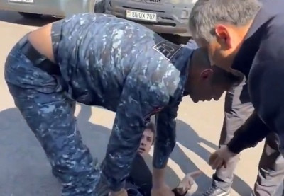 «Մի խփեք, մի արեք». ոստիկանության Նոր Նորքի բաժնի մոտ քաշքշում ու գետնին են տապալում բերման ենթարկվածներին (վիդեո)