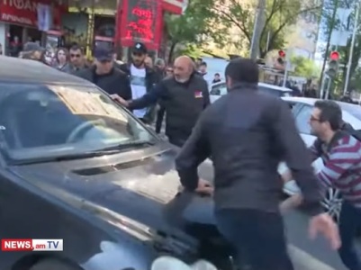 «Էդ ի՞նչ ես անում, այ տղա». Վարորդն ավտոմեքենան վարում է ցուցարարի վրա