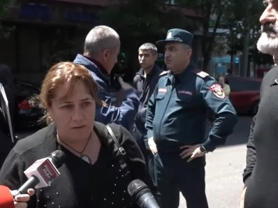 Relatives of deceased servicemen block street adjacent to Court of Appeal