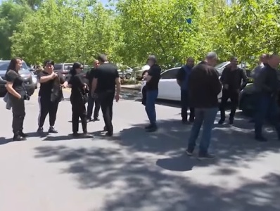 Զոհվածների հարազատները ՔԿ զինվորական վարչության բակում են. նրանք փակել են Բաբայան փողոցը