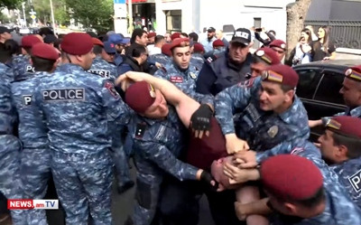 «Խի ես ծնկով խփում». Կարմիրբերետավորները բերման են ենթարկում ցուցարարներին