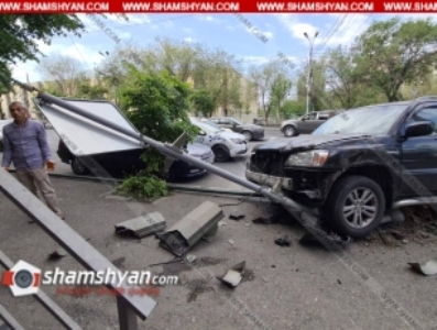Երևանում բախվել են կին վարորդների Toyota-ները. նրանցից մեկը տապալել է լուսակիրը. հղի կինը տեղափոխվել է հիվանդանոց